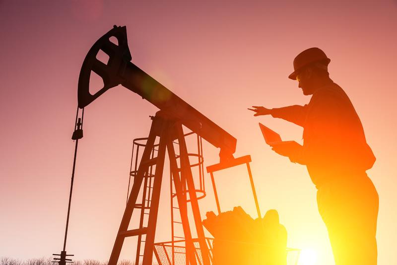 ОПЕК+ хочет пересмотреть решение по объему нефтедобычи